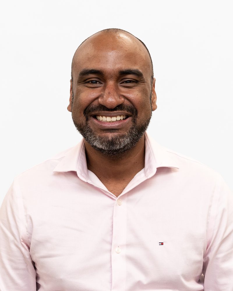 Alberto Ortiz sonriendo, con camisa rosa claro
